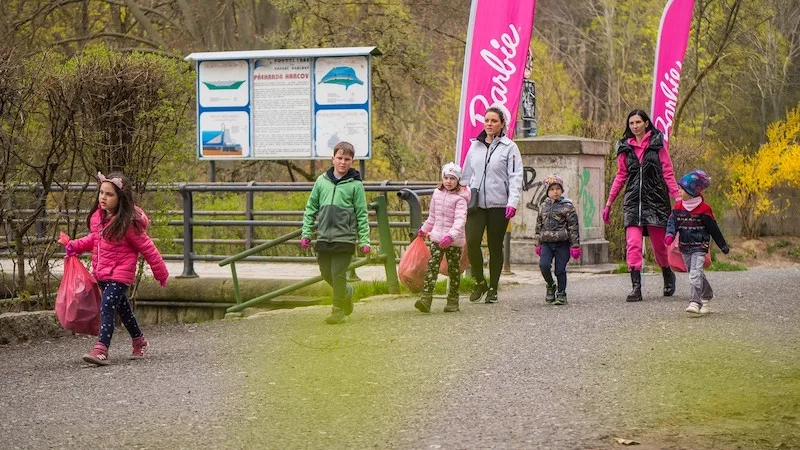 Barbie uklízí Liberec – sobotní úklidová akce v lesoparku Opičák