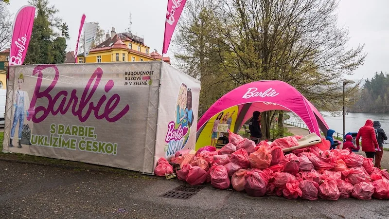Barbie uklízí Liberec – sobotní úklidová akce v lesoparku Opičák