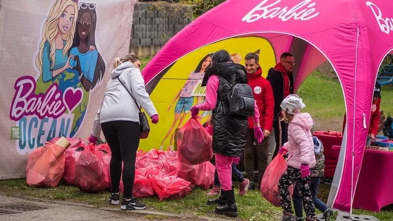 Barbie uklízí Liberec – sobotní úklidová akce v lesoparku Opičák
