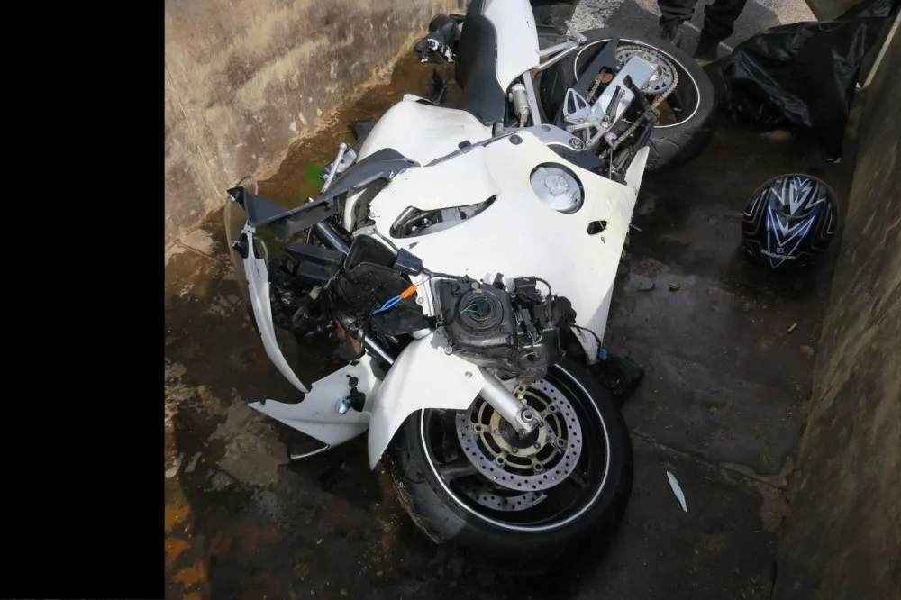 Motorkář nedokázal dobrzdit a narazil do auta před sebou. Nadýchal přes jedno promile