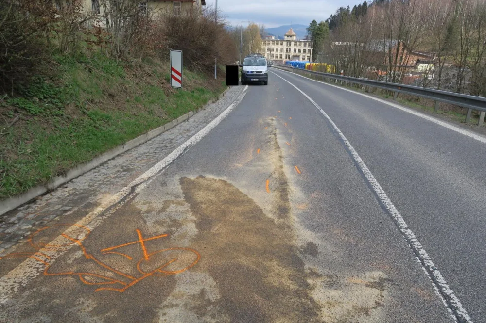 Motorkář nedokázal dobrzdit a narazil do auta před sebou. Nadýchal přes jedno promile