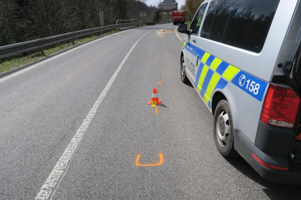 Motorkář nedokázal dobrzdit a narazil do auta před sebou. Nadýchal přes jedno promile