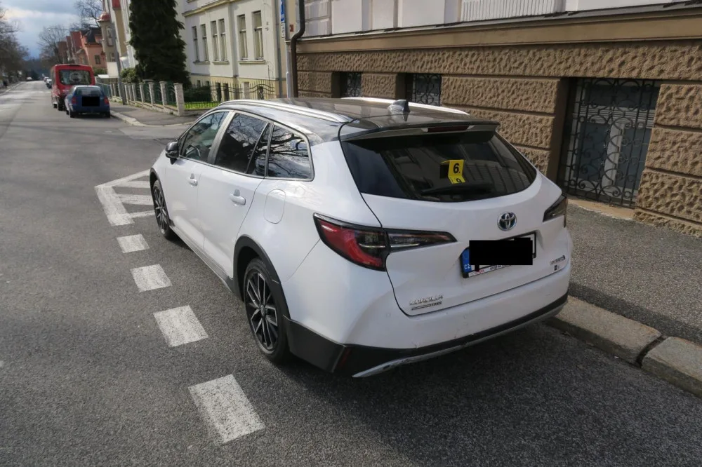 Motorkář nedokázal dobrzdit a narazil do auta před sebou. Nadýchal přes jedno promile