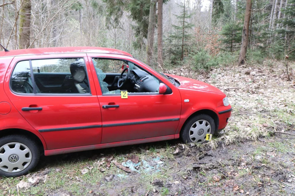Zloděj na Jablonecku ukradl z auta příručku. Hrozí mu až dva roky vězení