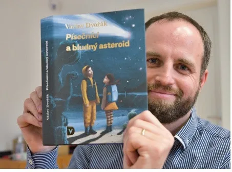 Václav Dvořák s prvním dílem knihy o Písečnících.