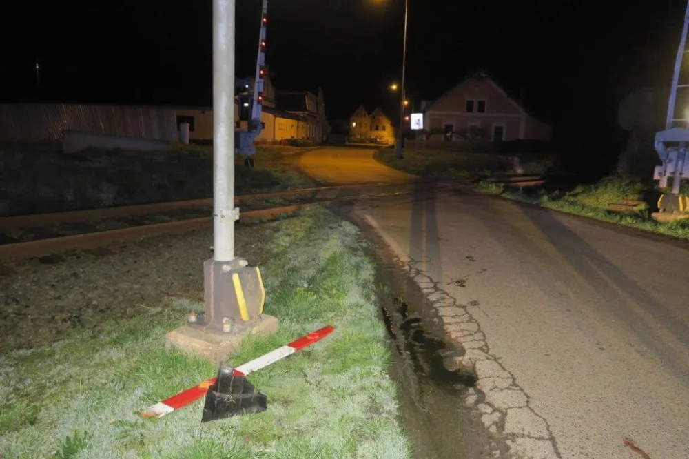 Řidič prorazil závory na přejezdu a ujel. Pátrá po něm policie