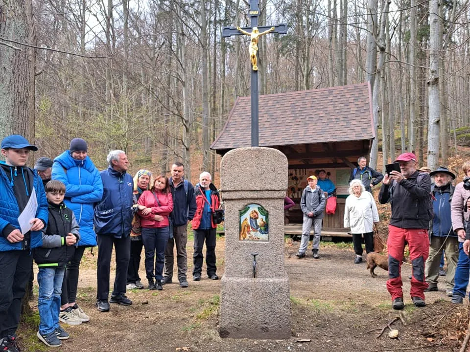 Obnovený kříž.