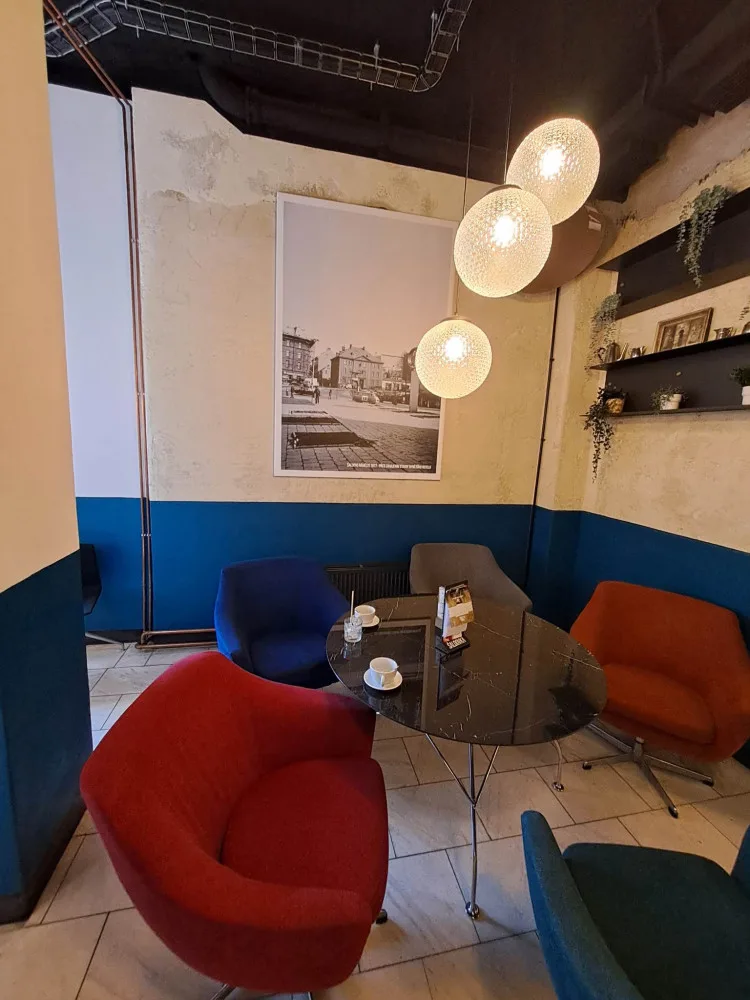Industriální bar s výhledem na pulsující centrum vrátí hosty do minulosti
