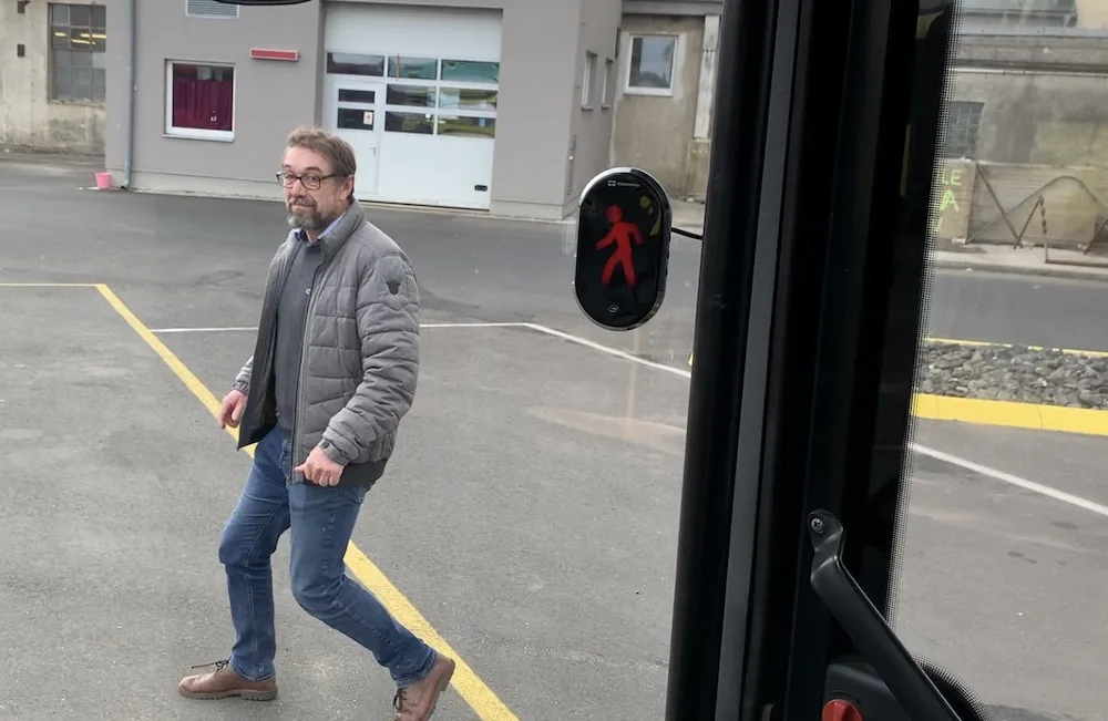 První v Česku. Systém hlídá slepý úhel, řidiče autobusu v Liberci upozorní na blížící se chodce a cyklisty