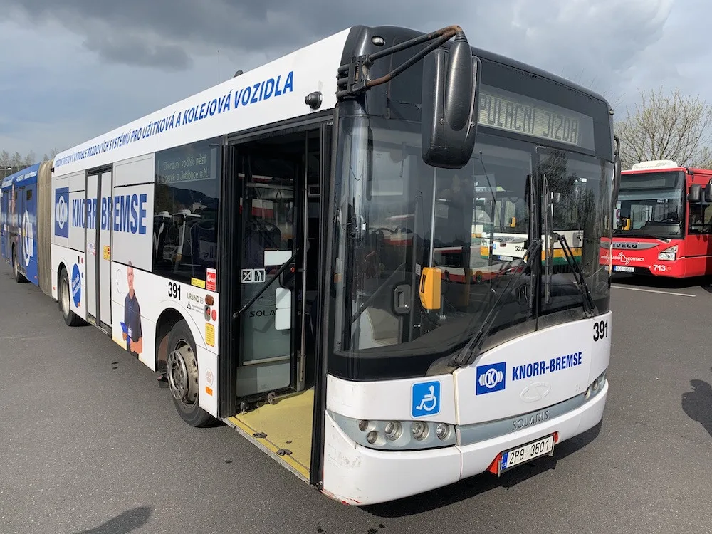 První v Česku. Systém hlídá slepý úhel, řidiče autobusu v Liberci upozorní na blížící se chodce a cyklisty