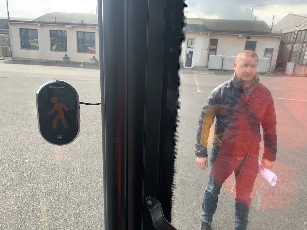 První v Česku. Systém hlídá slepý úhel, řidiče autobusu v Liberci upozorní na blížící se chodce a cyklisty