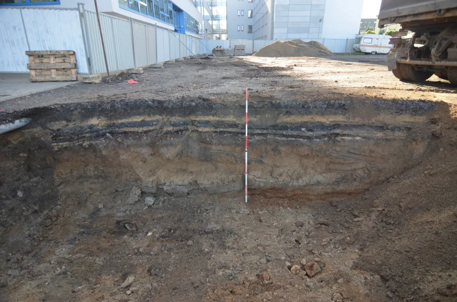 Archeologický průzkum v místě stavby parkovacího domu u krajského úřadu. Našli zbytky náhonu i kuthan
