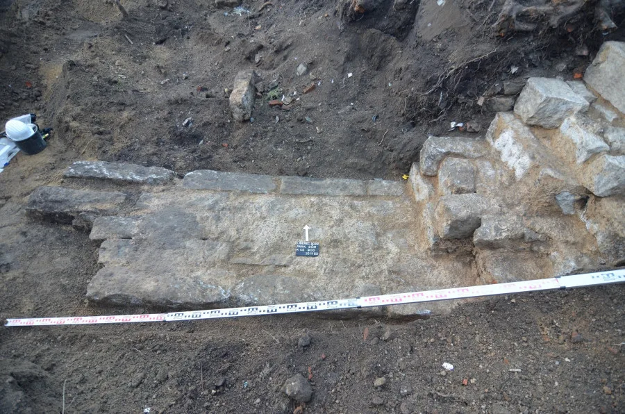 Archeologický průzkum v místě stavby parkovacího domu u krajského úřadu. Našli zbytky náhonu i kuthan