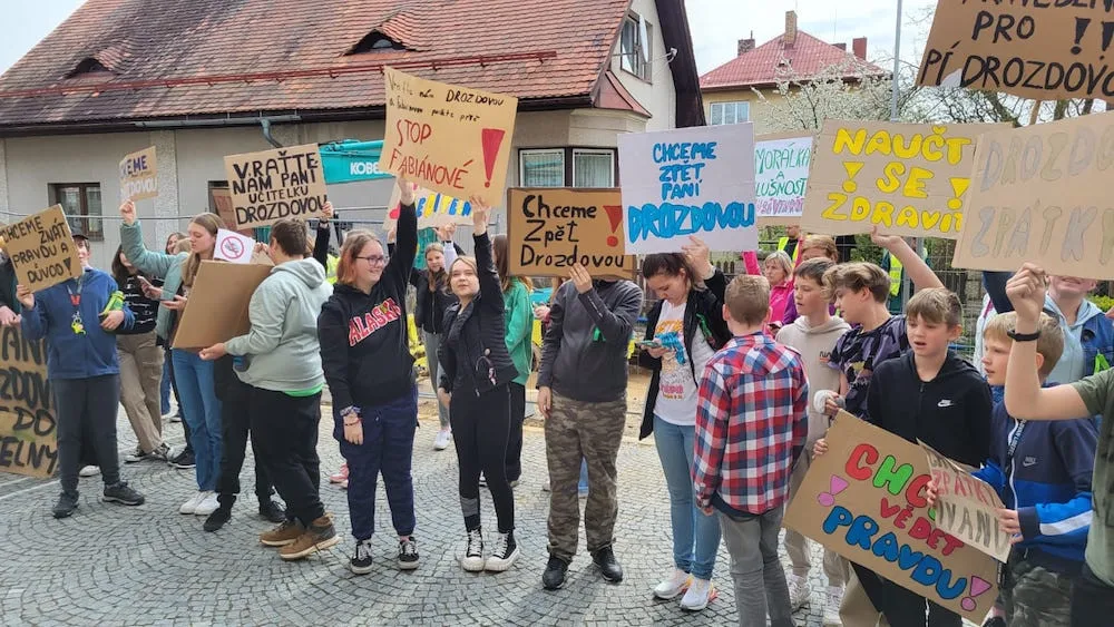Demonstrace v Hodkovicích. Za odvolanou zástupkyni ředitelky se postavili rodiče i děti