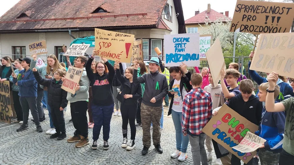Demonstrace v Hodkovicích. Za odvolanou zástupkyni ředitelky se postavili rodiče i děti