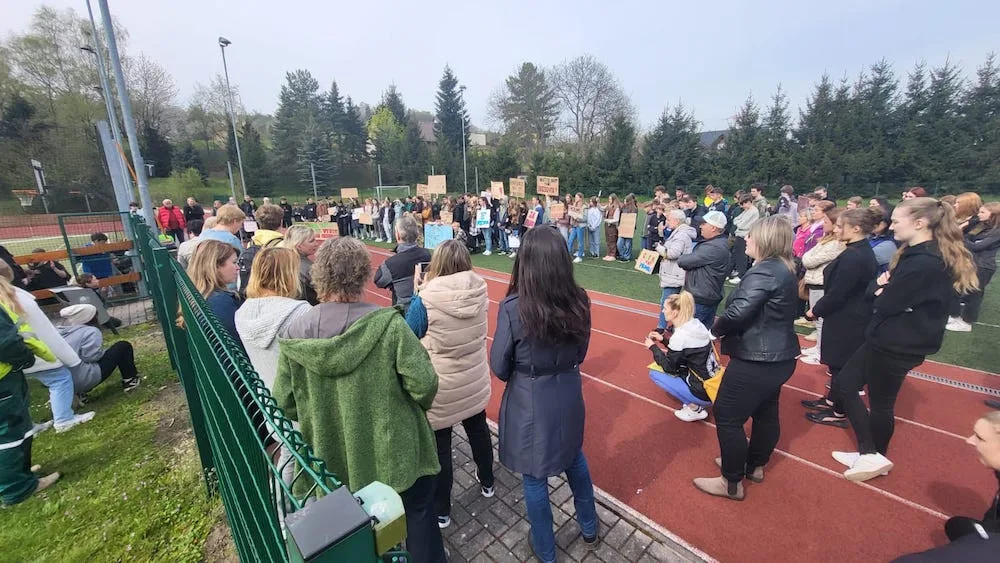 Demonstrace v Hodkovicích. Za odvolanou zástupkyni ředitelky se postavili rodiče i děti