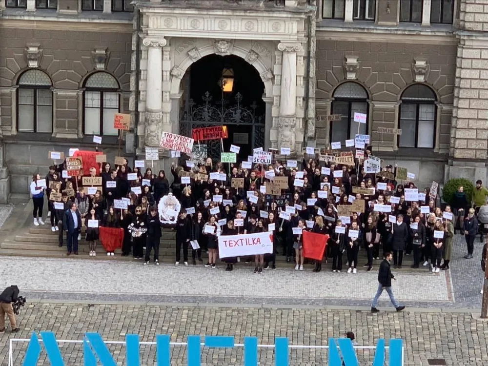 Žáci i někteří učitelé demonstrovali proti zrušení liberecké textilní školy.
