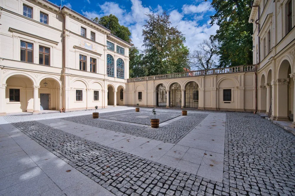 Liberec rozsvítila sto padesát let stará památka. Obnovený Liebiegův palác