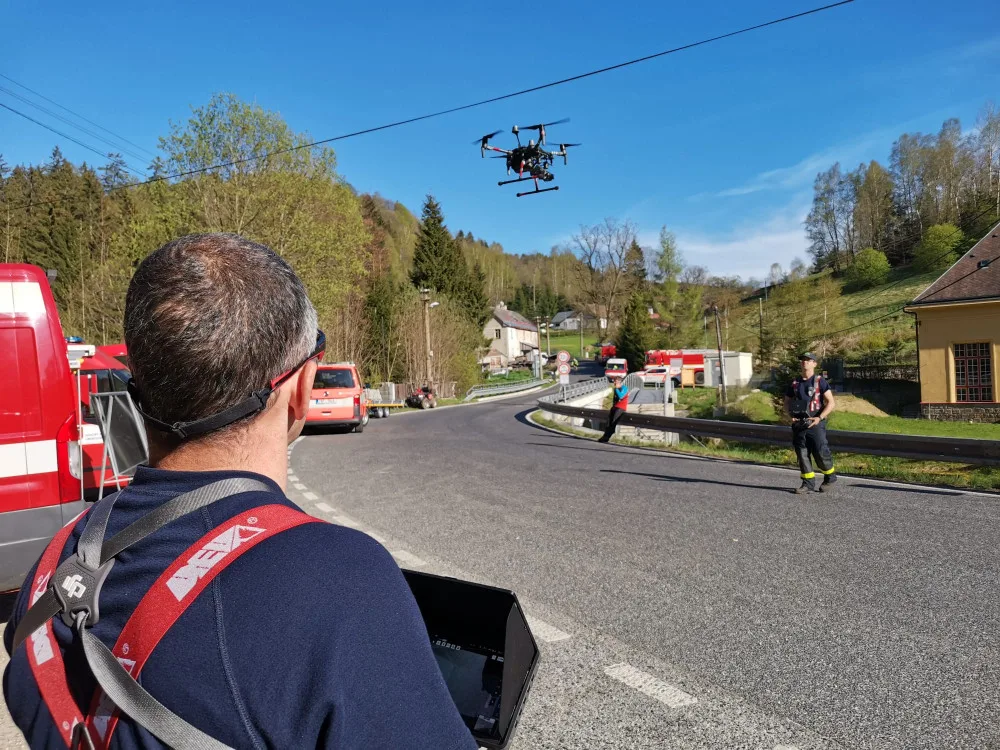 Policie stále pátrá po pohřešovaném muži, nasazen byl vrtulník, psovodi i dron