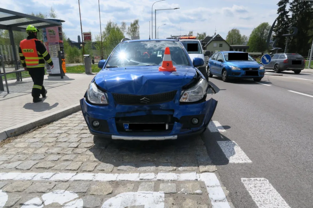 Nehoda na Jablonecku. Žena nabourala do auta a skončila v nemocnici