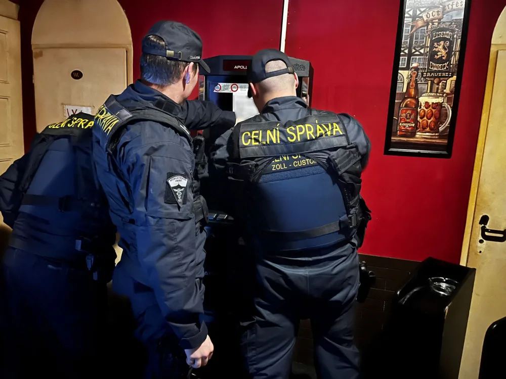 Zátah celníků na nelegální herny na Liberecku.