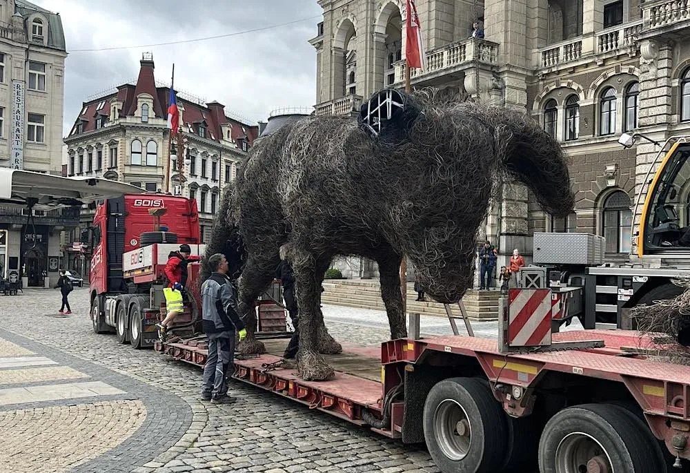 Nové umělecké dílo u radnice. Pana Červeného nahradí sedmimetrový Vulpes Slávek