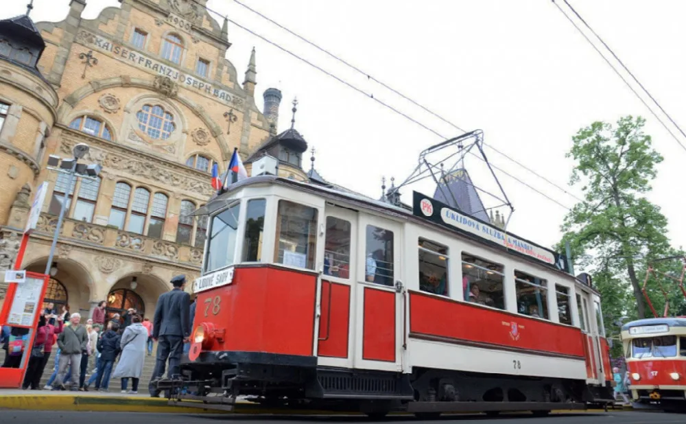 Muzejní noc pod Ještědem opět můžete projet historickými vozy