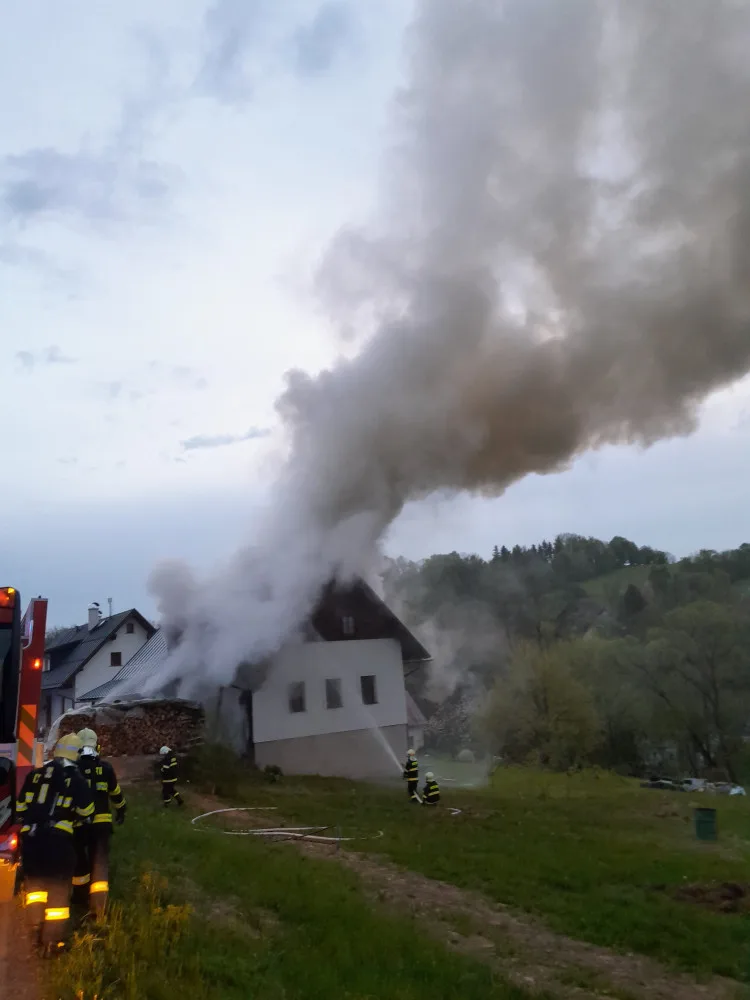 Požár rodinného domu nad ránem zaměstnal hasiče