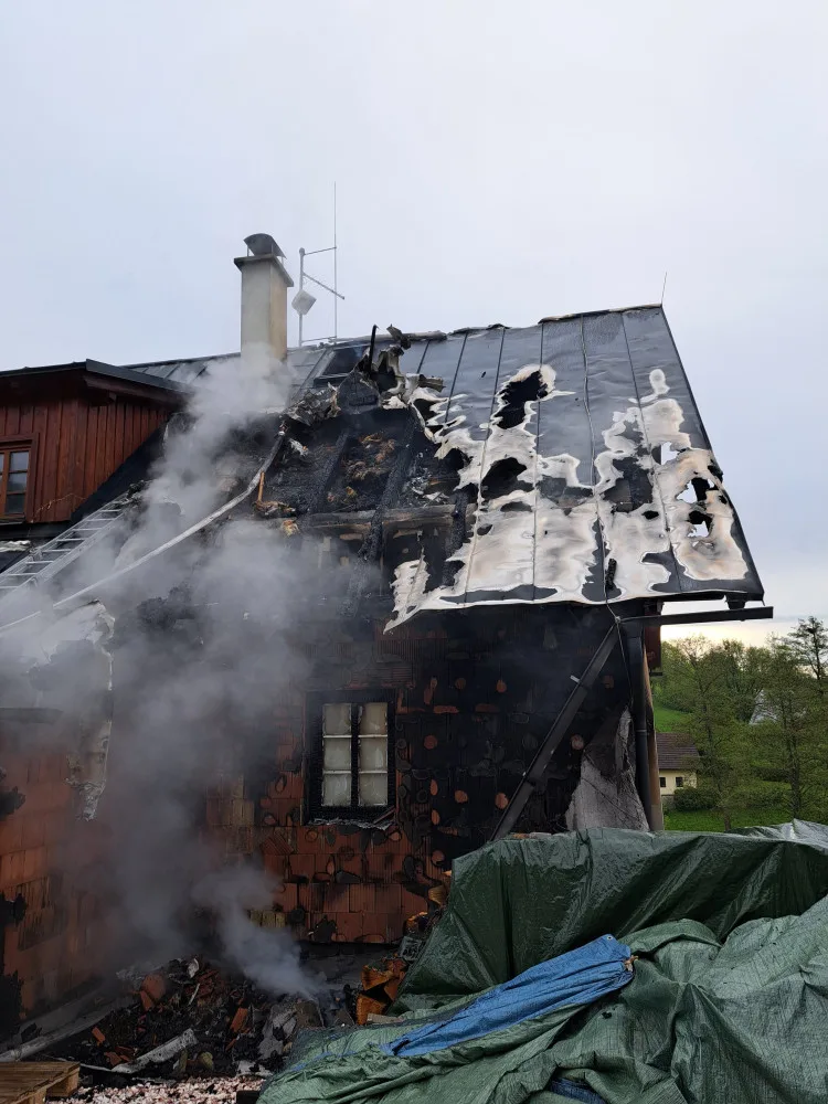 Požár rodinného domu nad ránem zaměstnal hasiče