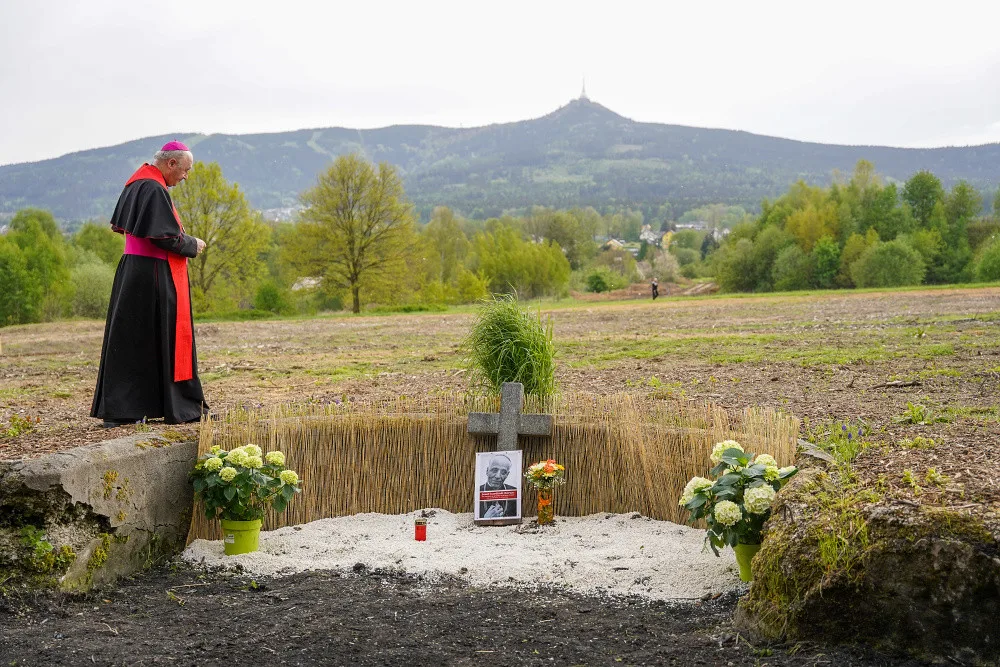 Pietní místo u letiště připomíná kardinála Berana. Libereckou vilu už připomíná jen zbytek bazénku