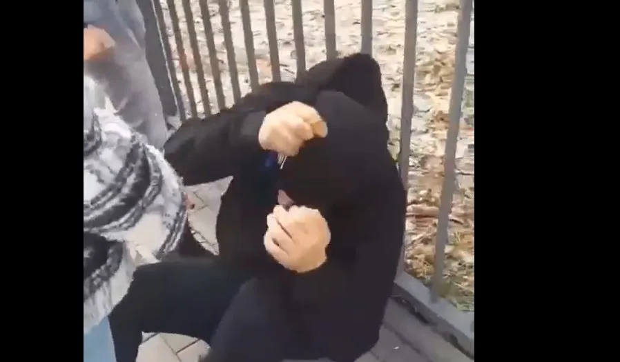 Jedna z obětí dětského gangu v okamžiku napadení.