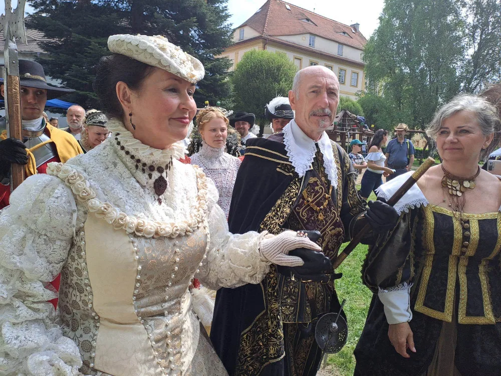 Albrechti z Valdštejna a jeho choť Izabela Kateřina z Harrachu.