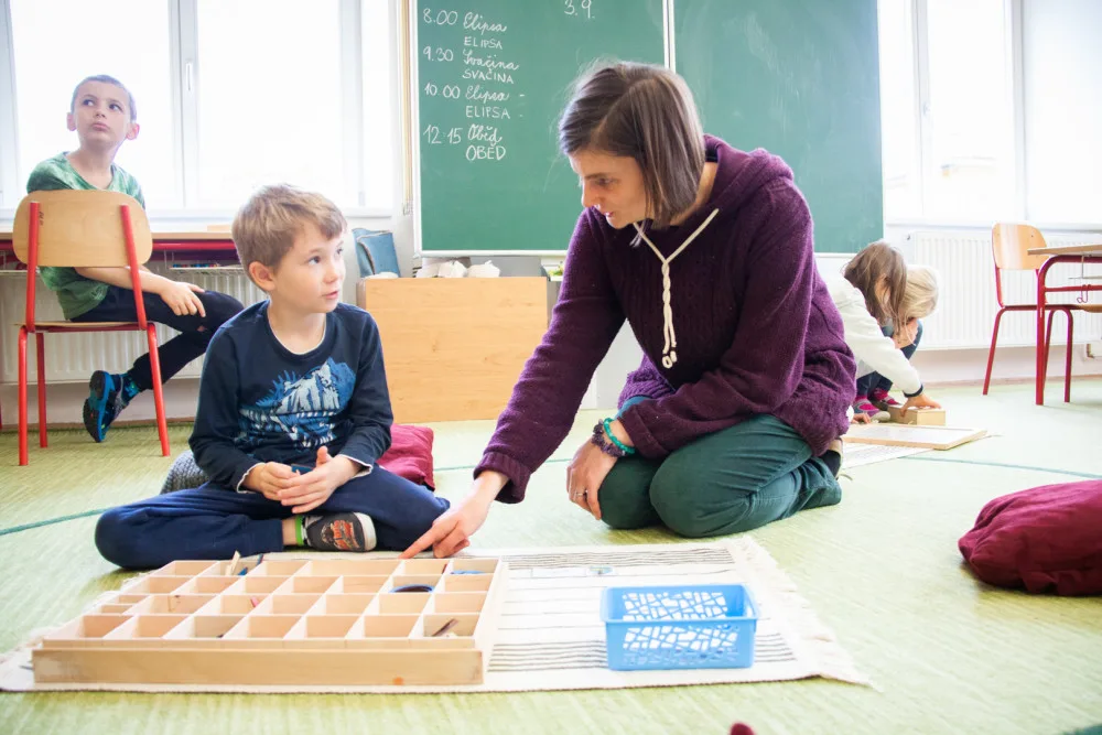 Montessori vzdělání v základní škole. 
