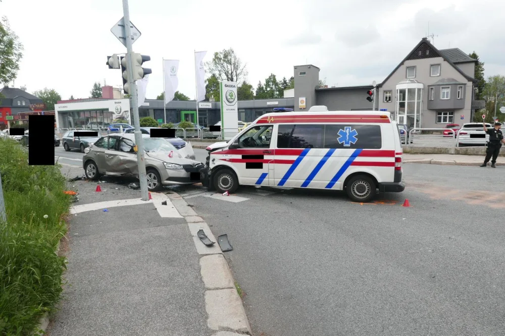 Sanitka jedoucí na majáky přes křižovatku se srazila s autem. Hledají se svědci
