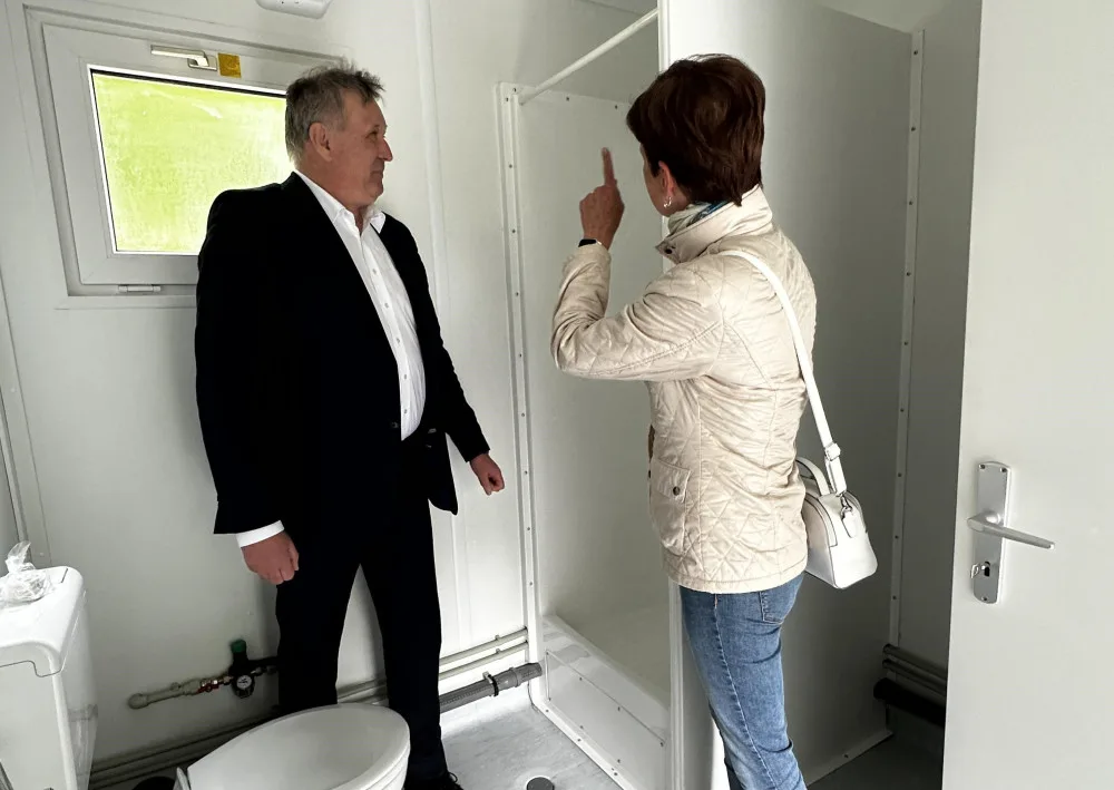 Nový sprchomat předalo město Jablonec k užívání organizaci Naděje.