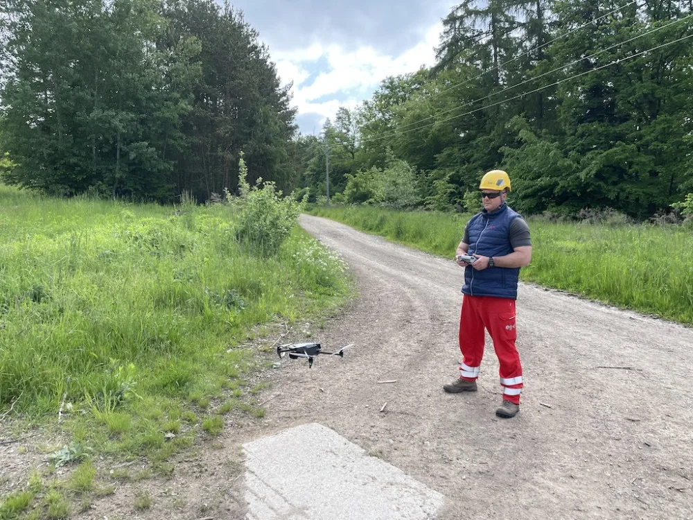 Energetici kontrolují elektrické vedení drony. Ušetří si tím práci a rychleji zjistí poruchy