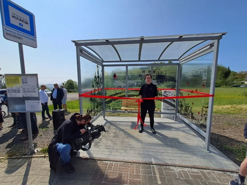Světový unikát v Kamenickém Šenově. Město se chlubí dalšími skleněnými zastávkami