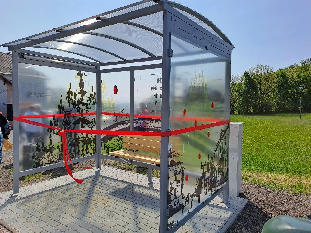 Do Křišťálového údolí cestující lákají nové skleněné autobusové zastávky