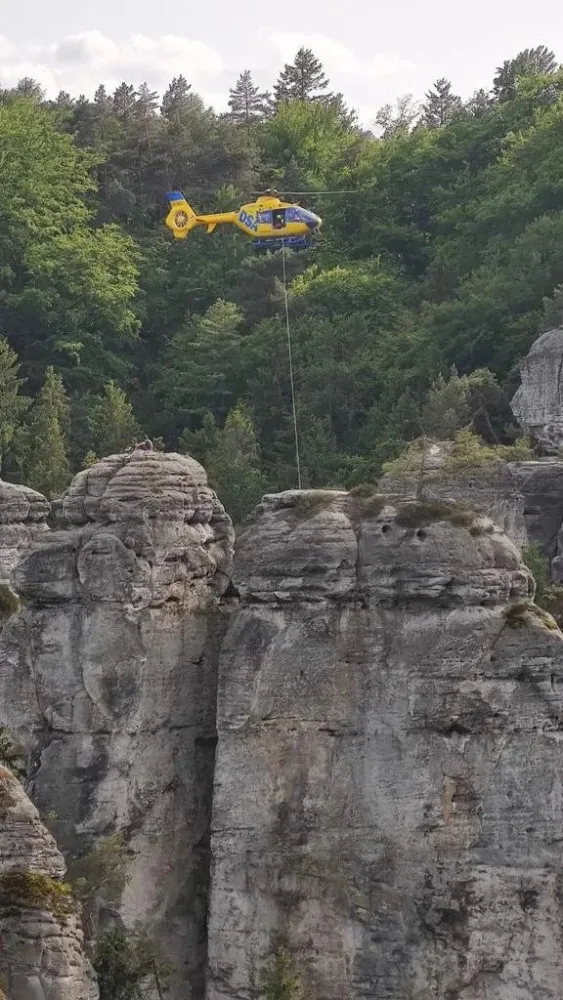 Muž při boulderingu v Sedmihorkách spadl ze šestimetrové výšky. Letěl pro něj vrtulník