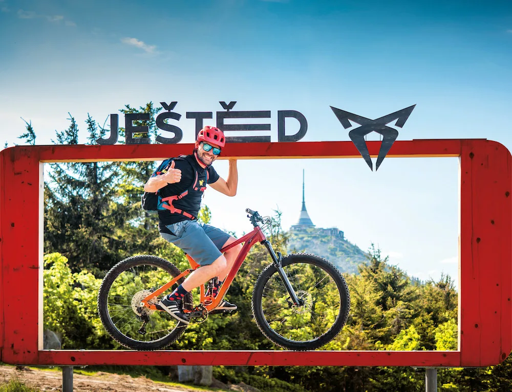 Skiareál Ještěd vyzývá návštěvníky bikeparku k užívání oficiálních tras
