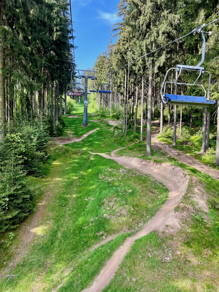 Skiareál Ještěd vyzývá návštěvníky bikeparku k užívání oficiálních tras