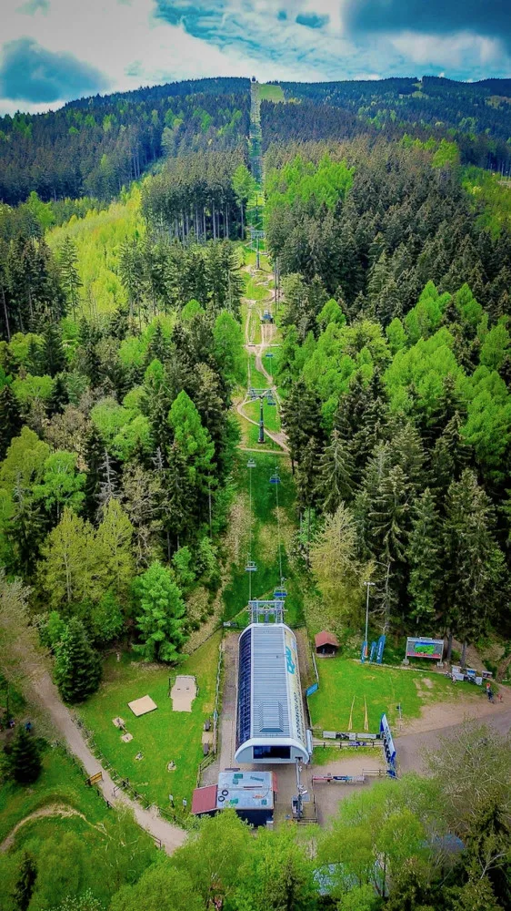 Skiareál Ještěd vyzývá návštěvníky bikeparku k užívání oficiálních tras