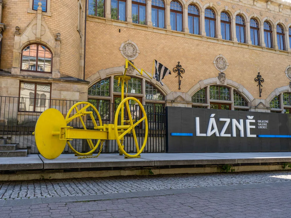 Dílo Vratislava Nováka před Oblastní galerií v Liberci.