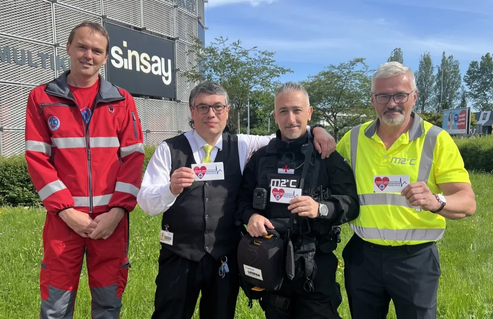 Pracovníci ochrany, kteří pomohli zachránit život zákazníkovi.