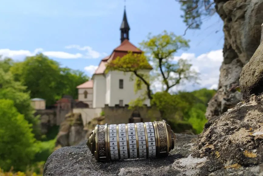 Na Valdštejně můžete hrát hru Kryptex.