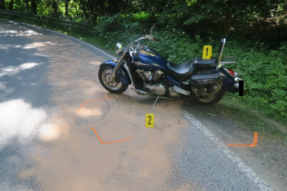 Místo nehody motorky na olejové skvrně.