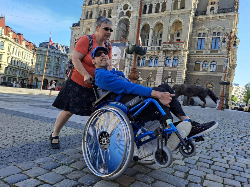 Benešovo náměstí nemají vozíčkáři příliš v lásce. Různé druhy kostek jsou překážkami.