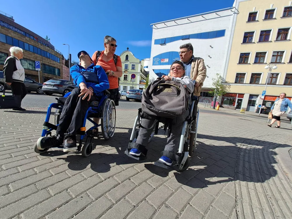 Nebezpečné díry, nesjízdná místa. Vyjeli jsme s vozíčkářem do centra