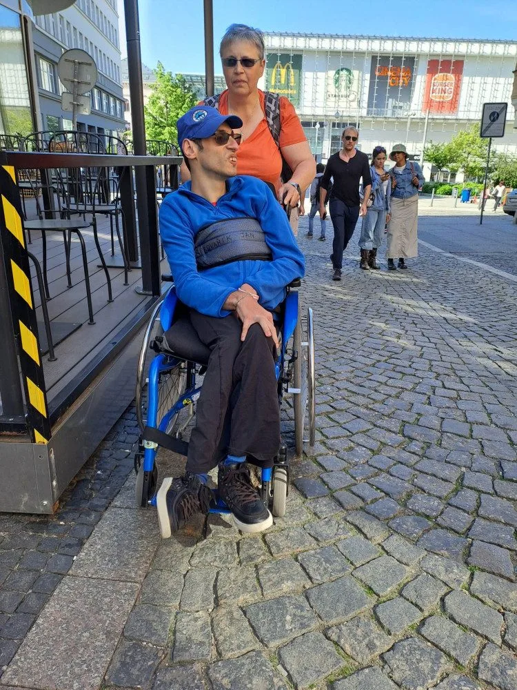 Nebezpečné díry, nesjízdná místa. Vyjeli jsme s vozíčkářem do centra