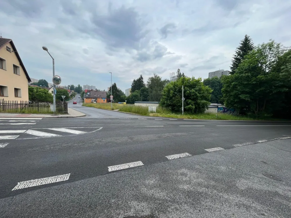 Opilá řidička kličkovala Pavlovicemi, jela si pro další alkohol. Svědek jí na křižovatce vzal klíčky